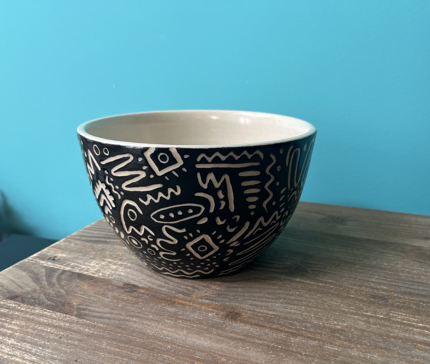 Cuenco decorativo, ritmo abstracto en blanco y negro