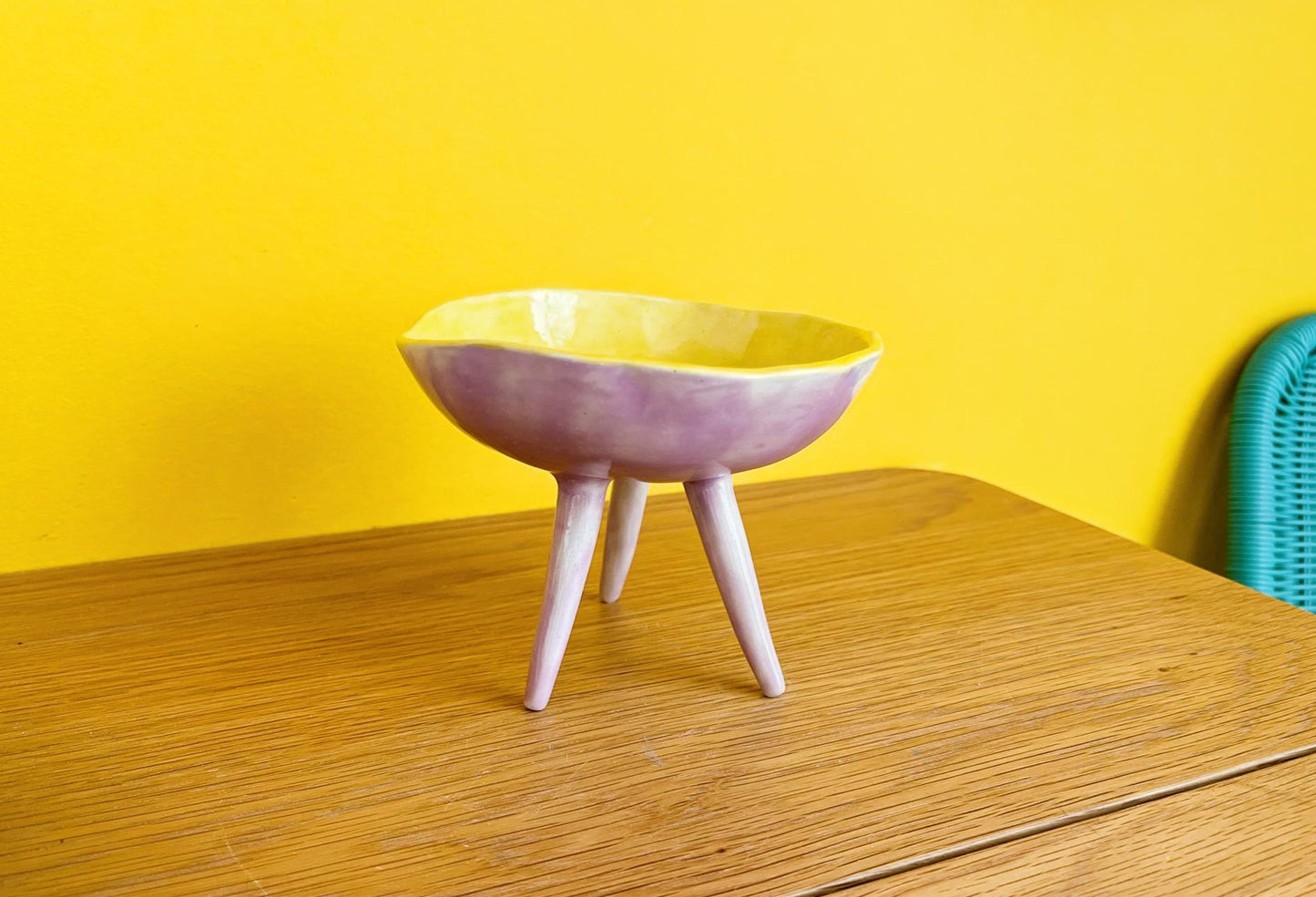 Vaciabolsillos artesanal de gres con tres patas — violeta exterior y amarillo interior