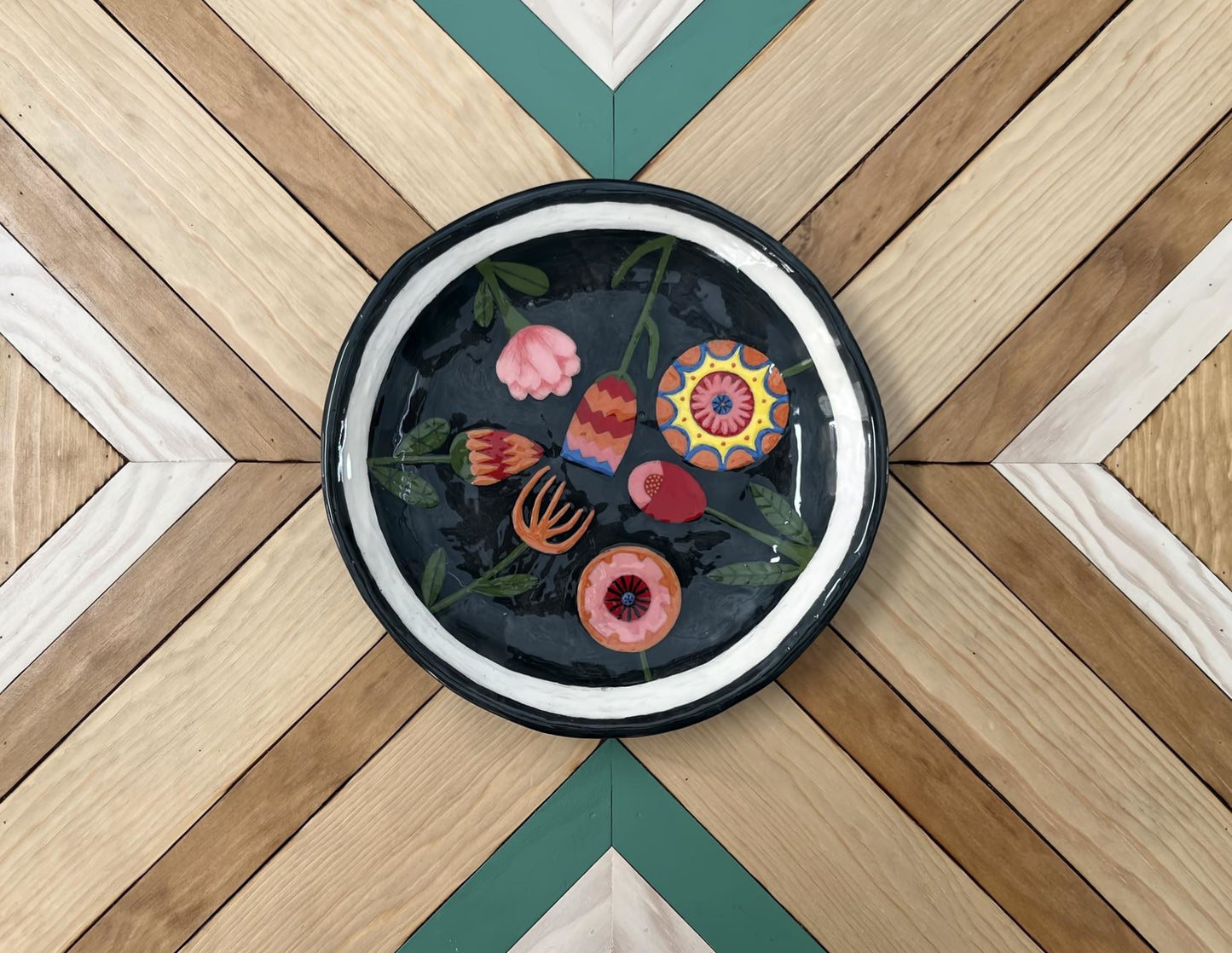 Plato pintado a mano — diseño floral colorido, gres artesanal