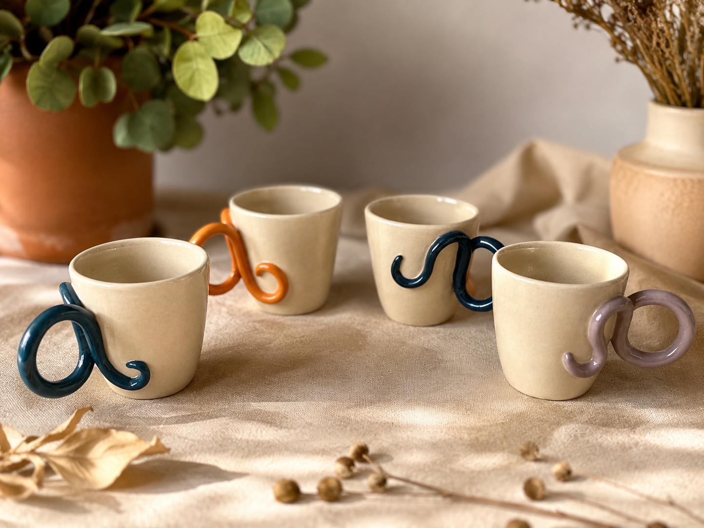 Tazas de cerámica artesanal con asa escultórica
