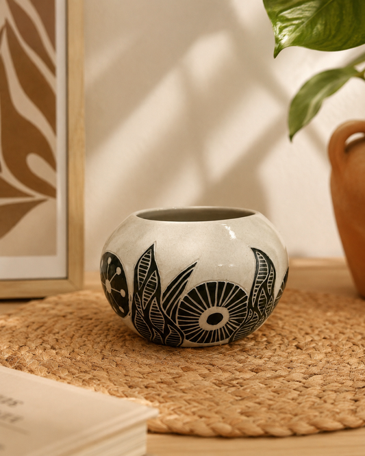 Maceta de cerámica artesanal esgrafiada con motivos floreales