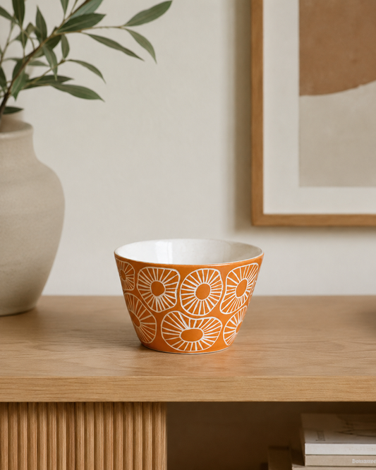 Maceta de cerámica naranja con textura esgrafiada