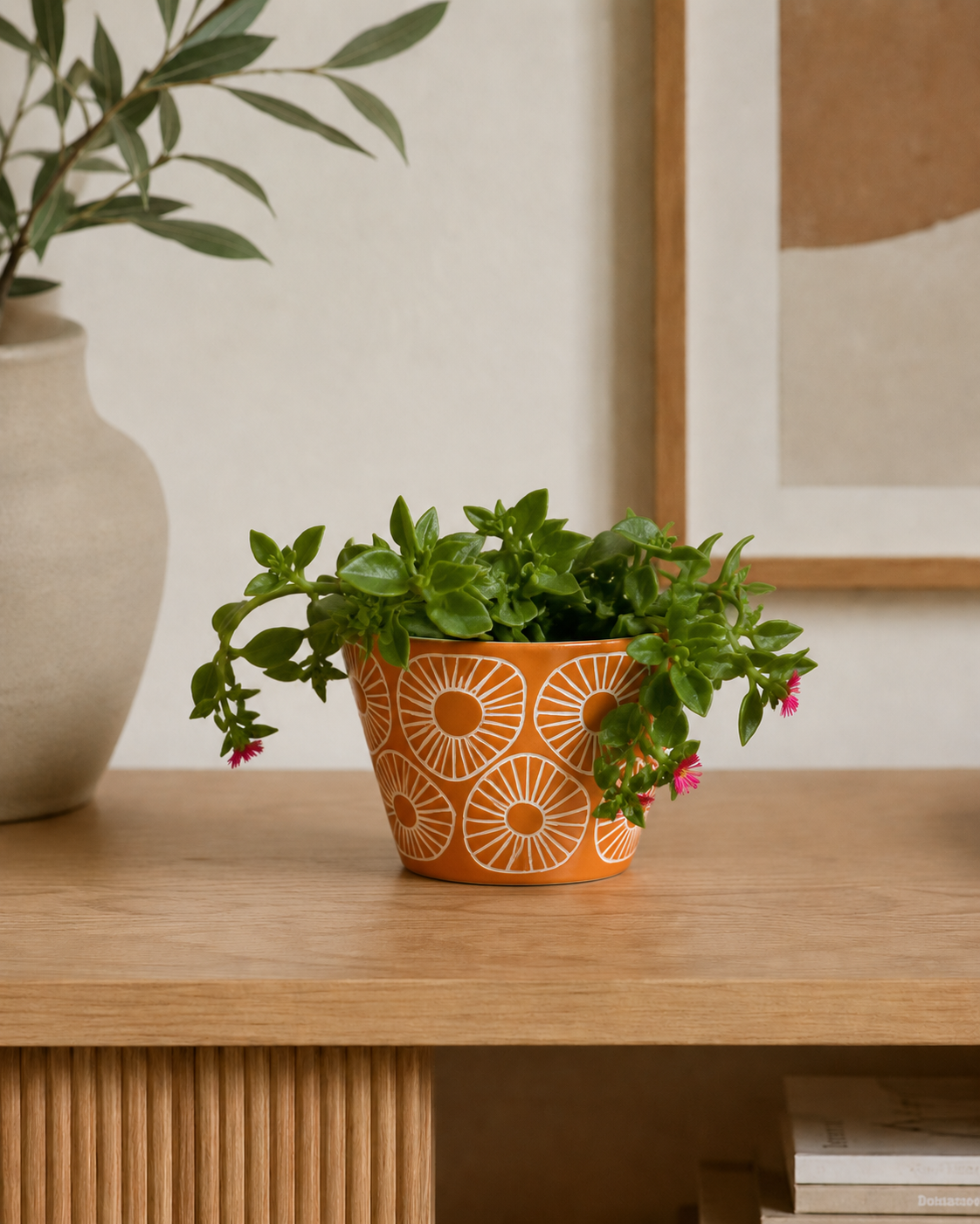 Maceta de cerámica naranja con textura esgrafiada