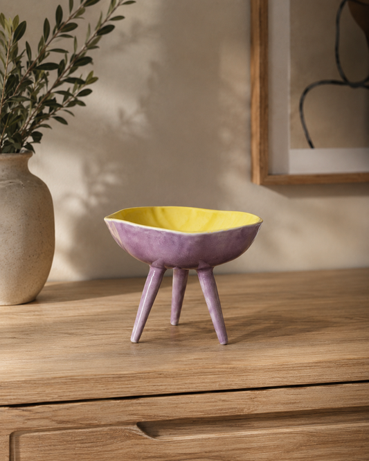 Vaciabolsillos artesanal de gres con tres patas — violeta exterior y amarillo interior