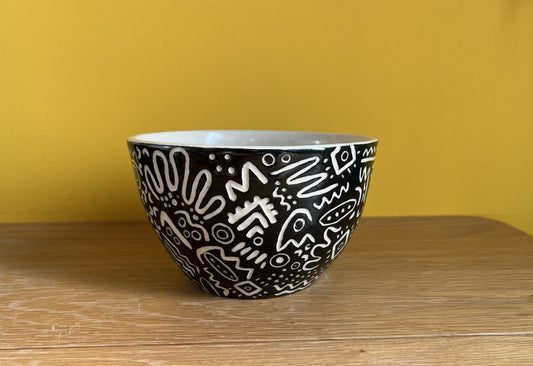 Cuenco decorativo, ritmo abstracto en blanco y negro