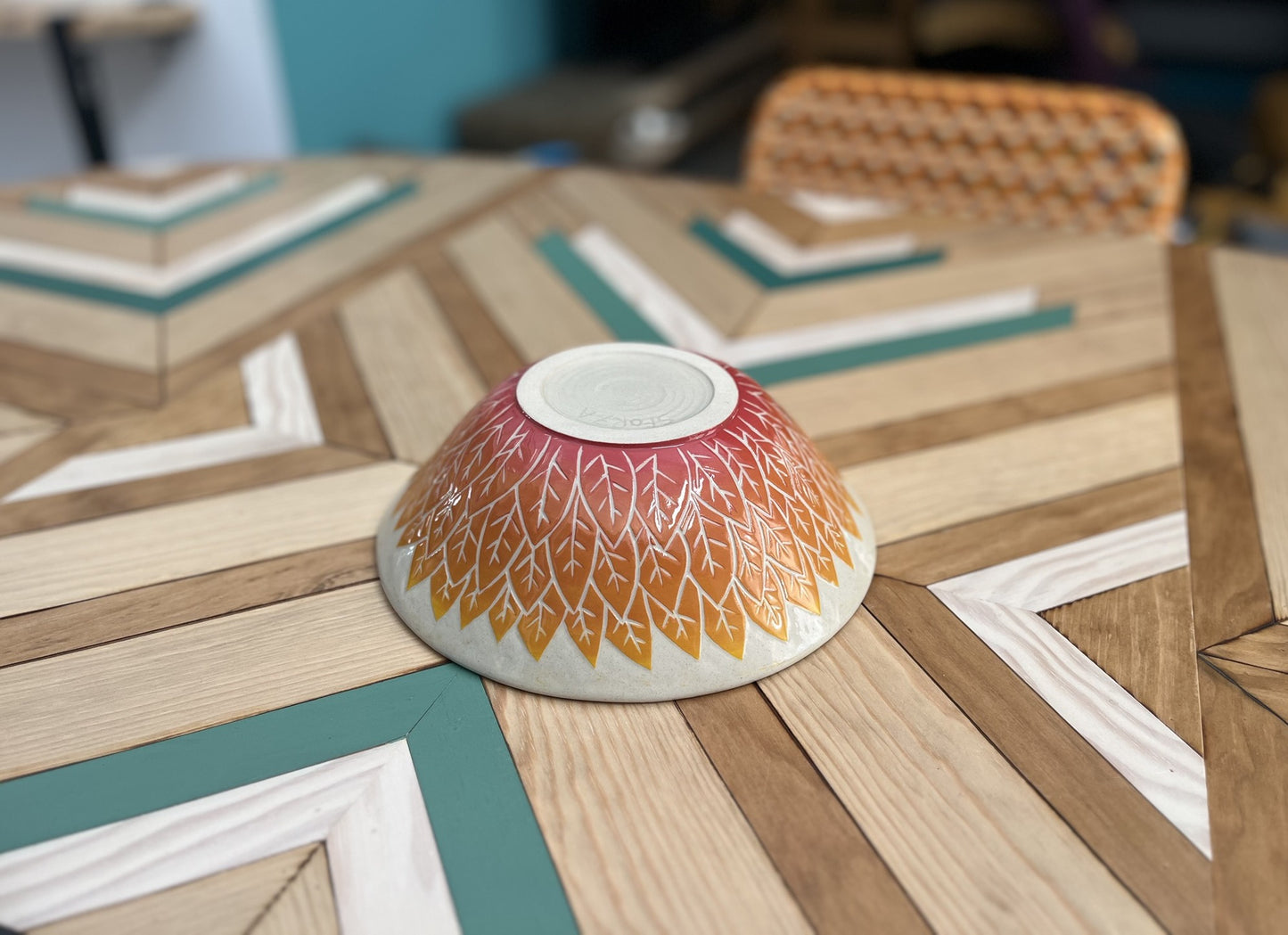 Cuenco de gres con decoración de hojas rojo-amarillo