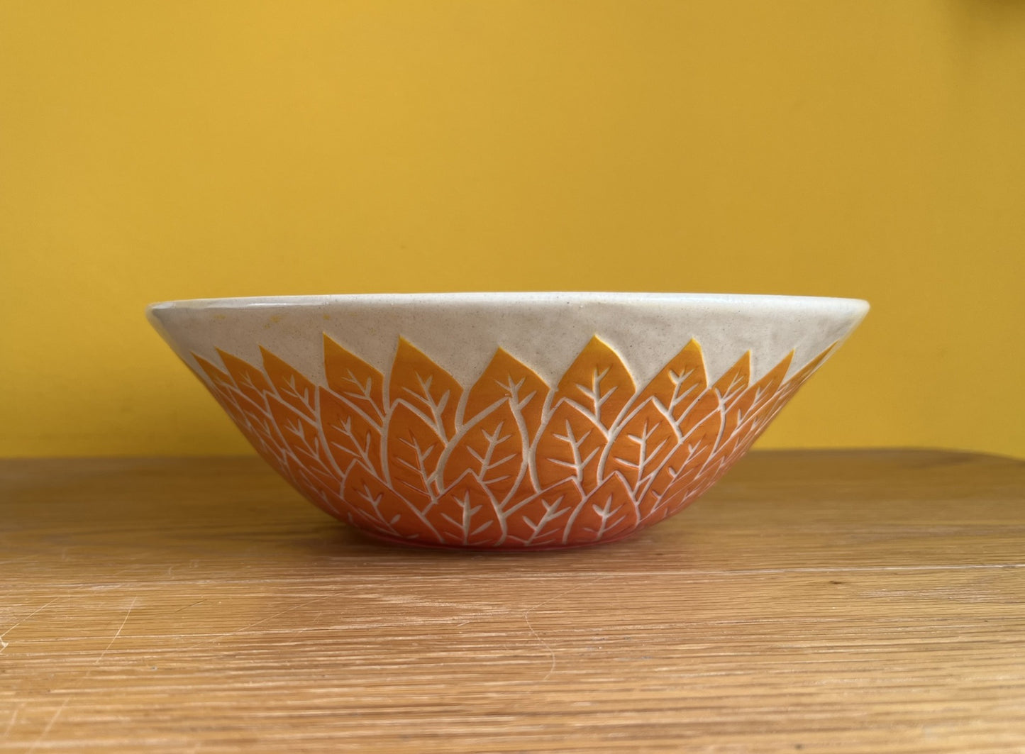 Cuenco de gres con decoración de hojas rojo-amarillo