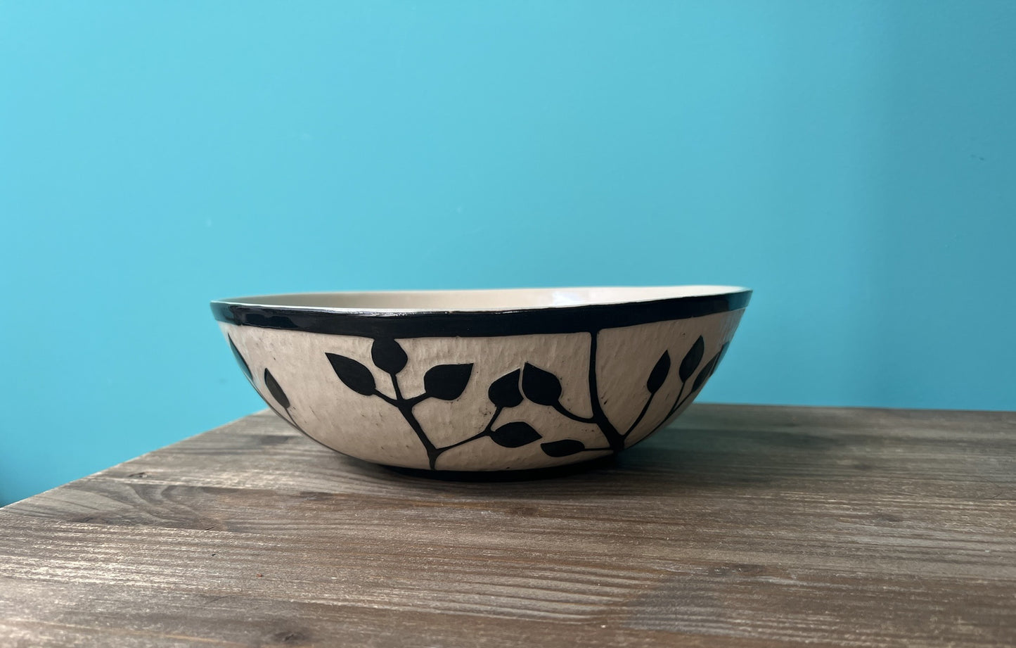 Cuenco cerámico esgrafiado hecho a mano en blanco y negro