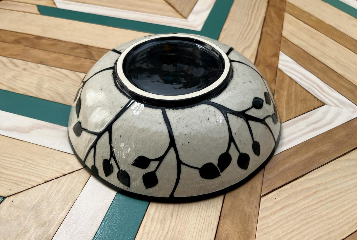 Cuenco cerámico esgrafiado hecho a mano en blanco y negro