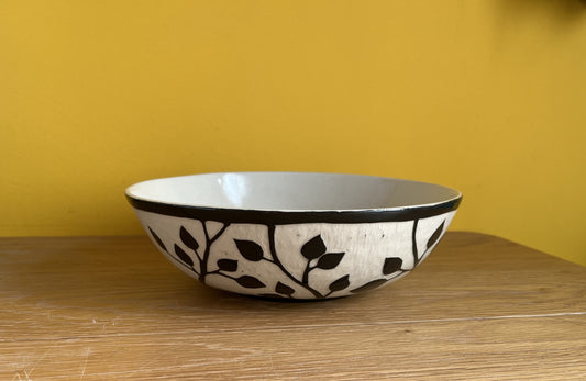 Cuenco cerámico esgrafiado hecho a mano en blanco y negro