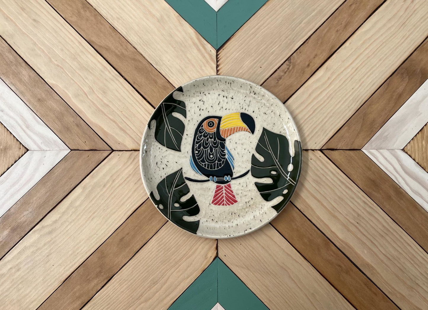 Plato ilustrado con tucán