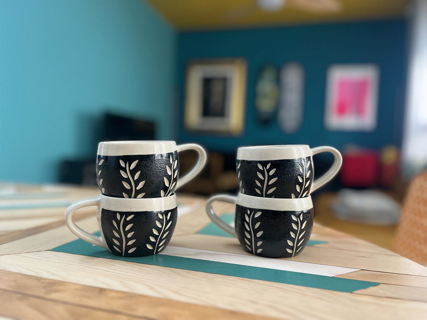 Tazas de cerámica hechas a mano con decoración floreal