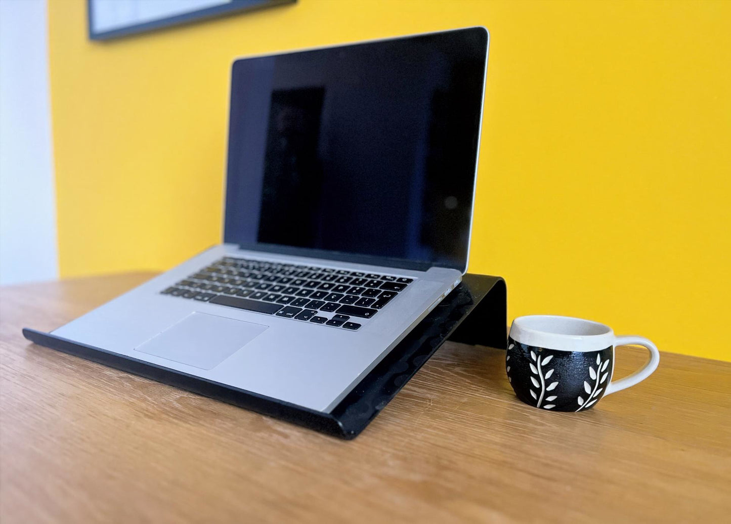 Tazas de cerámica hechas a mano con decoración floreal