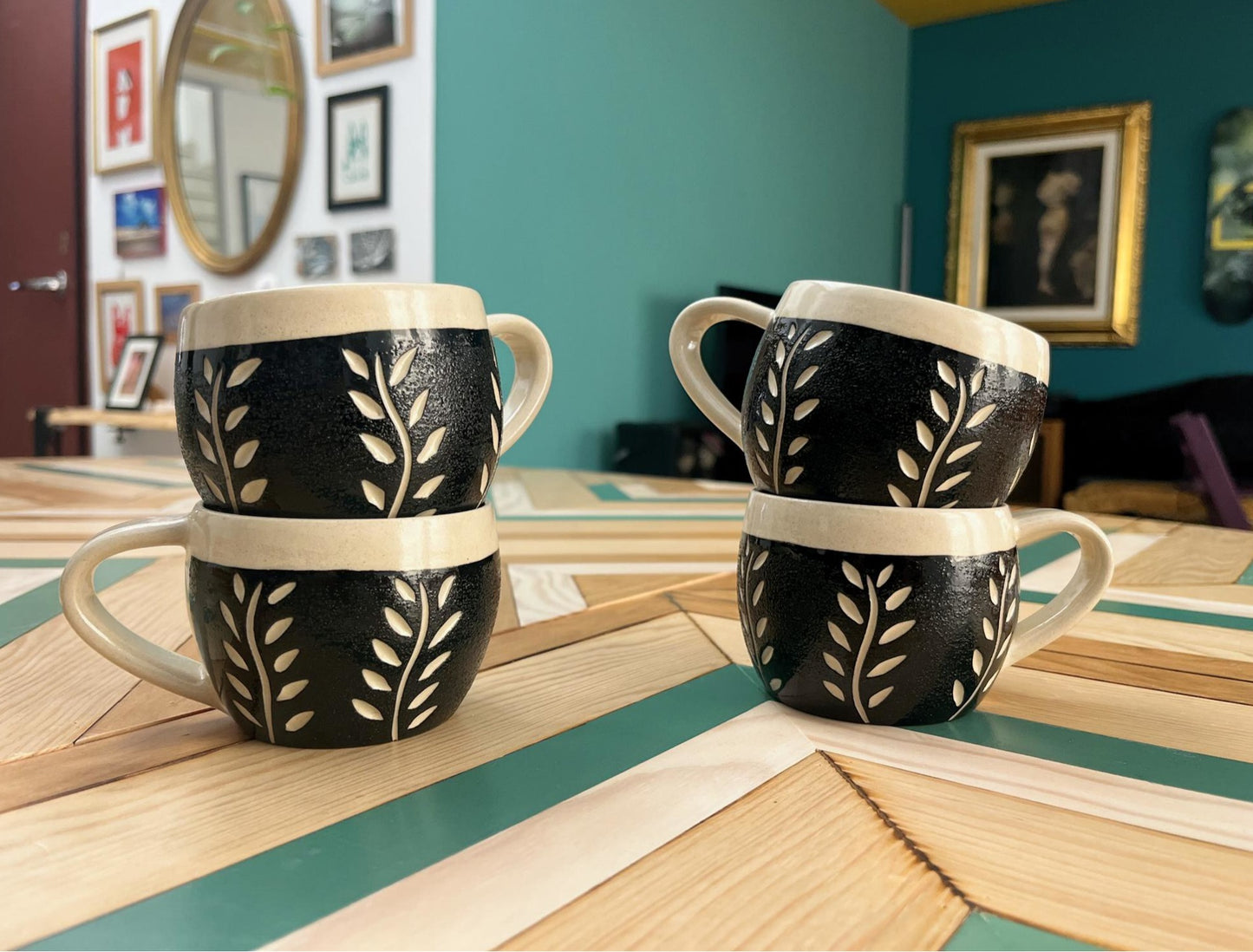 Tazas de cerámica hechas a mano con decoración floreal