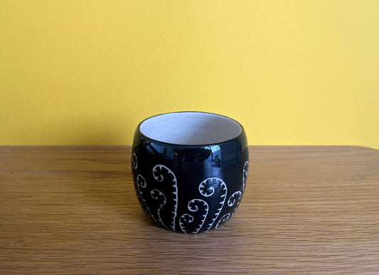 Taza de cerámica artesanal de gres esgrafiada en blanco y negro