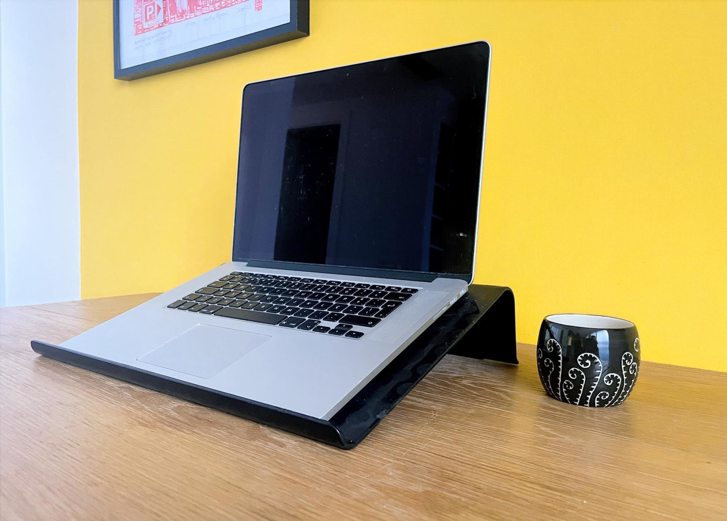 Taza de cerámica artesanal de gres esgrafiada en blanco y negro