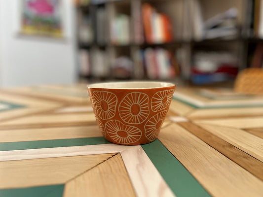 Maceta de cerámica naranja con textura esgrafiada