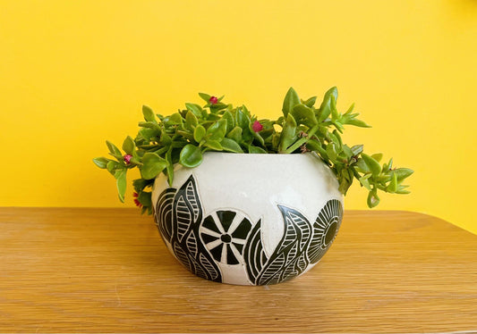 Maceta de cerámica artesanal esgrafiada con motivos floreales