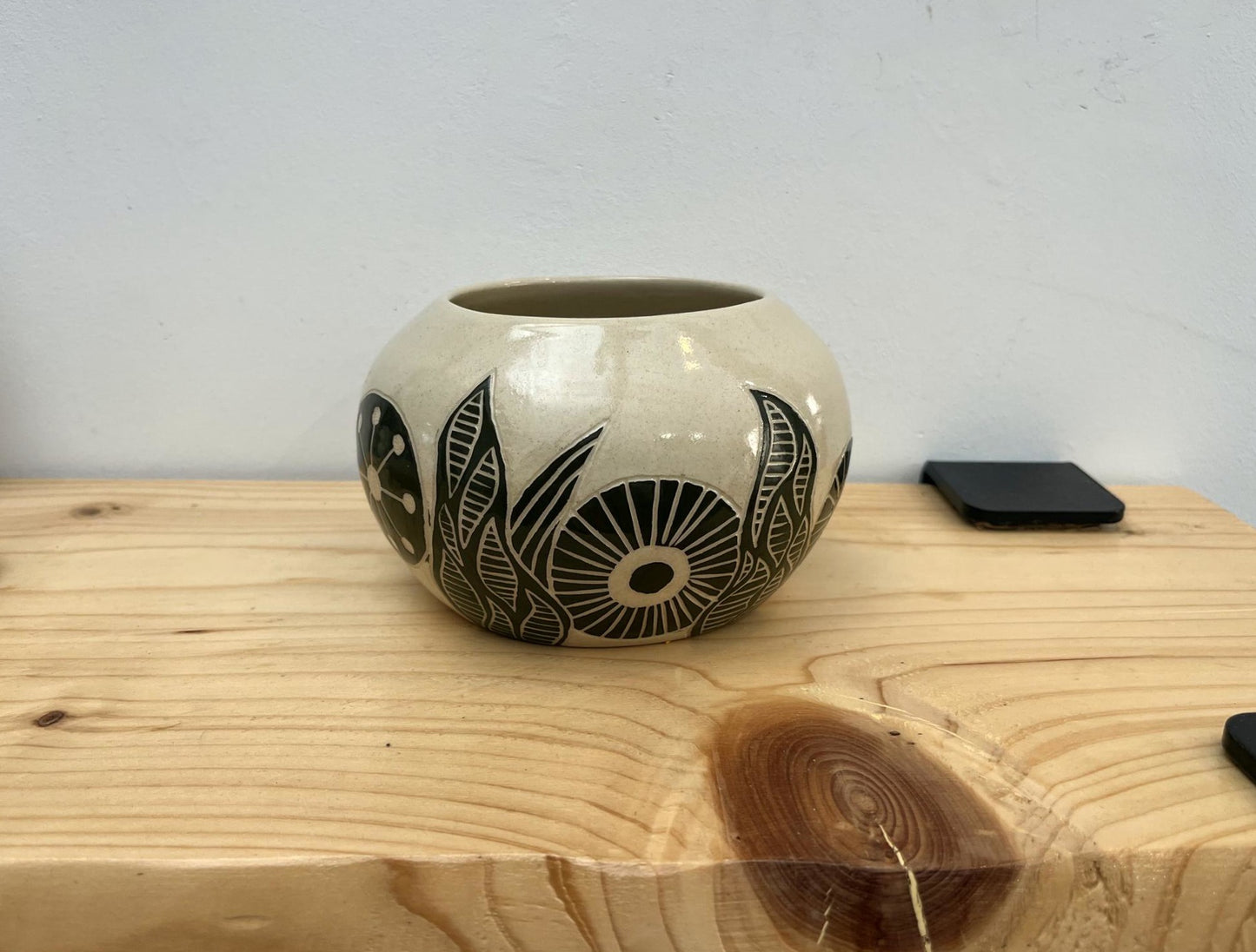 Maceta de cerámica artesanal esgrafiada con motivos floreales