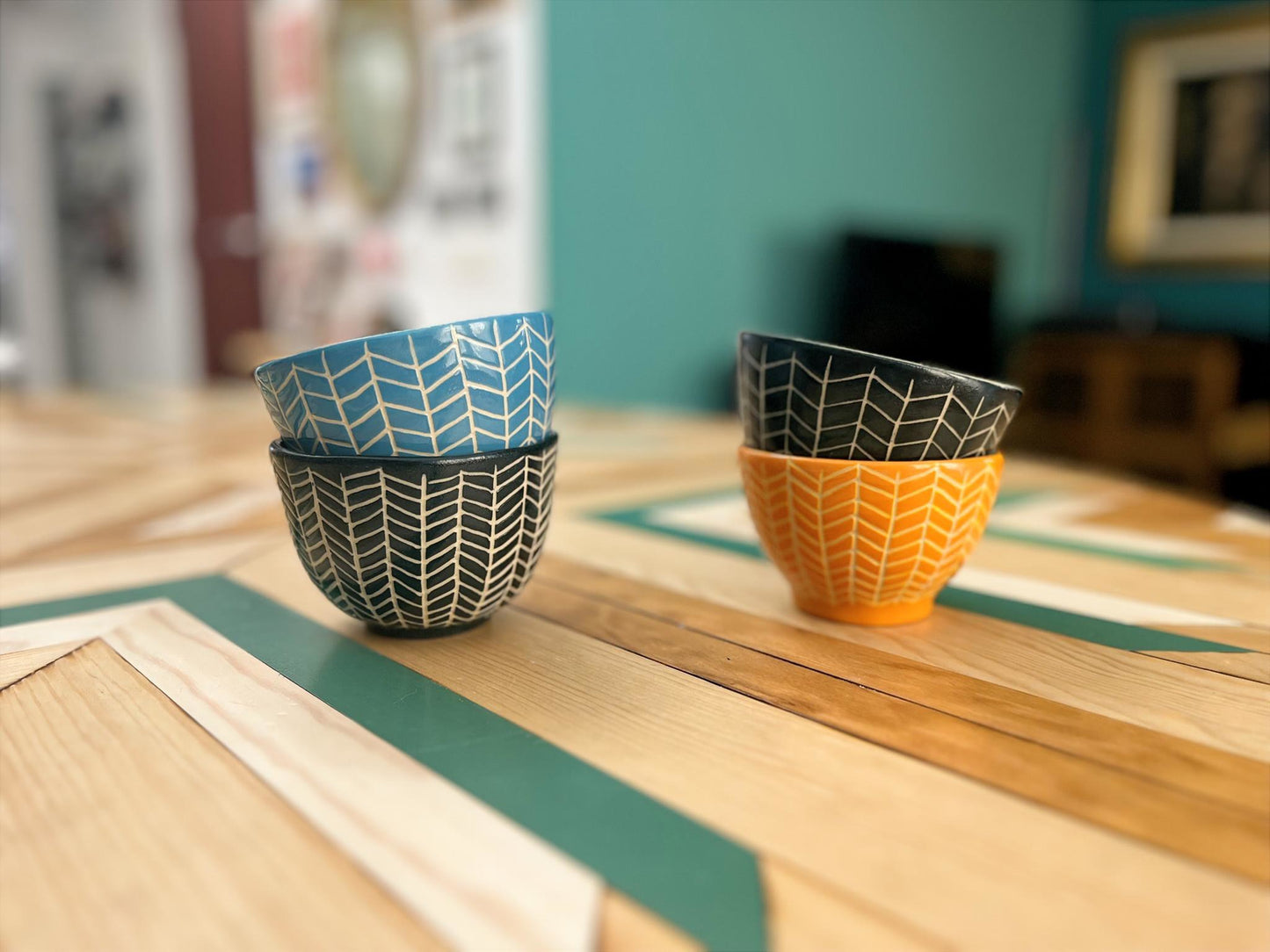 Cuenco de cerámica artesanal esgrafiado con patrón geométrico