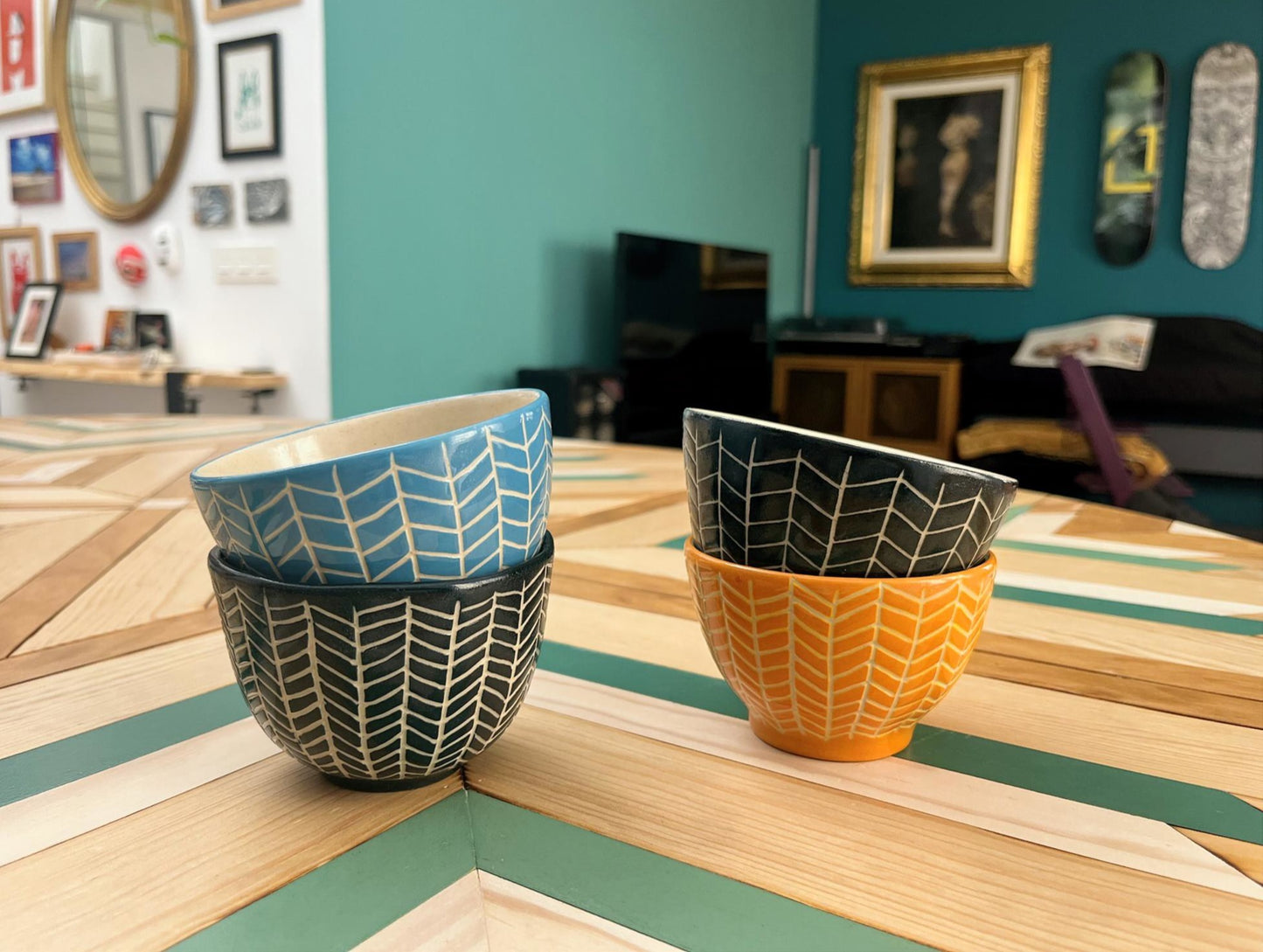 Cuenco de cerámica artesanal esgrafiado con patrón geométrico