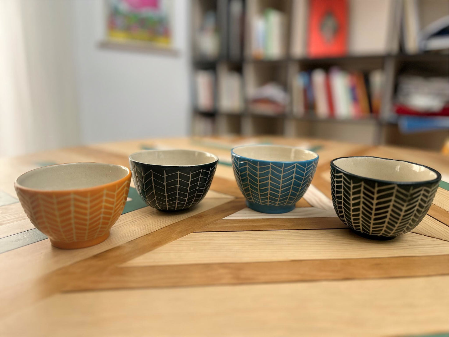 Cuenco de cerámica artesanal esgrafiado con patrón geométrico