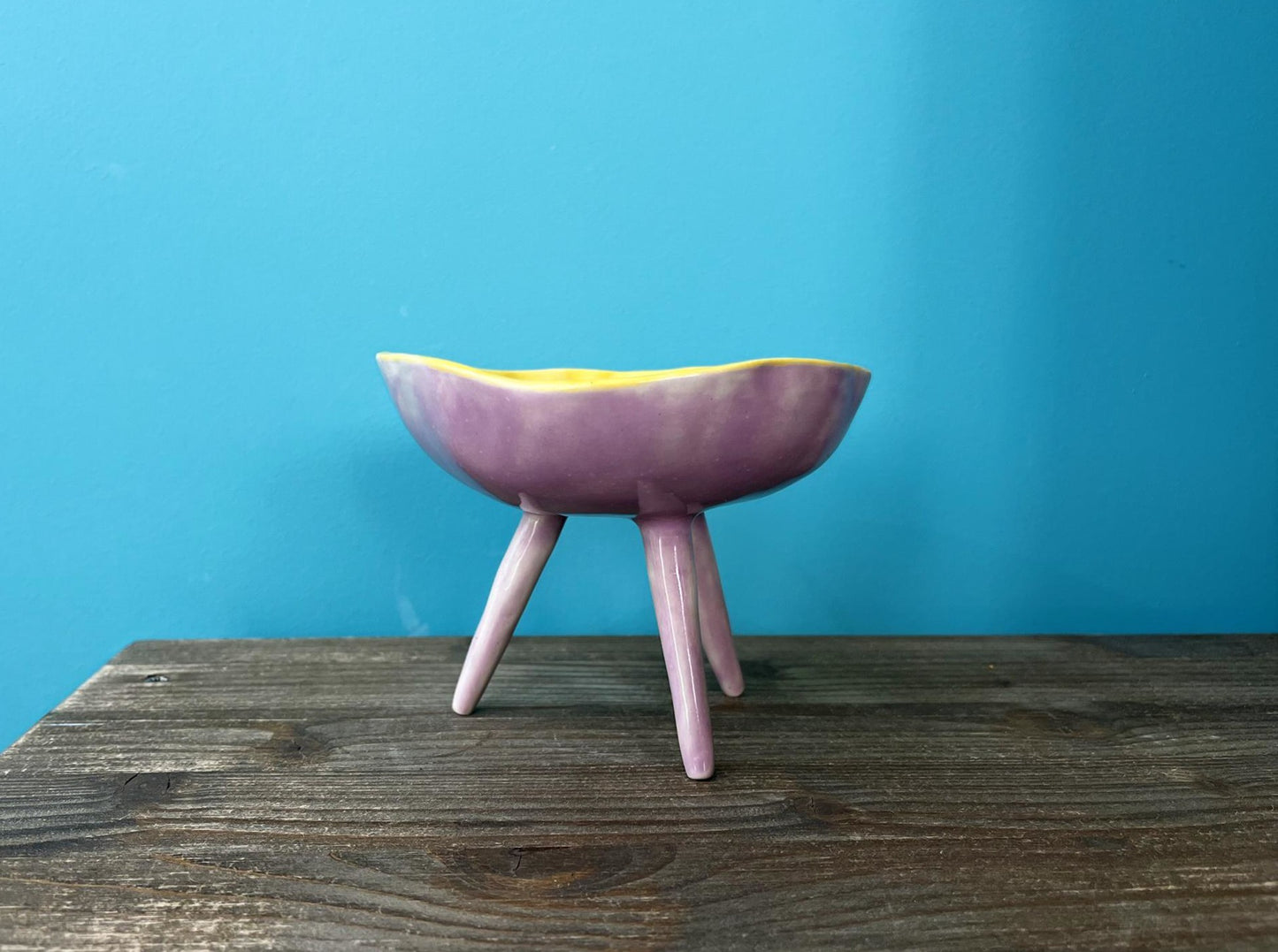 Vaciabolsillos artesanal de gres con tres patas — violeta exterior y amarillo interior