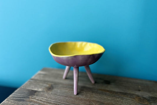 Vaciabolsillos artesanal de gres con tres patas — violeta exterior y amarillo interior