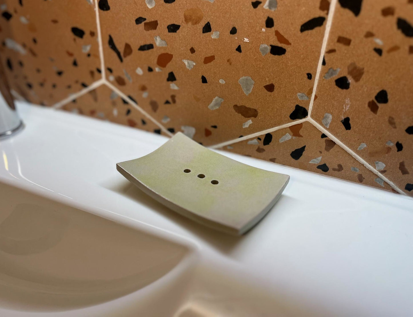 Jabonera de cerámica verde con líneas modernas