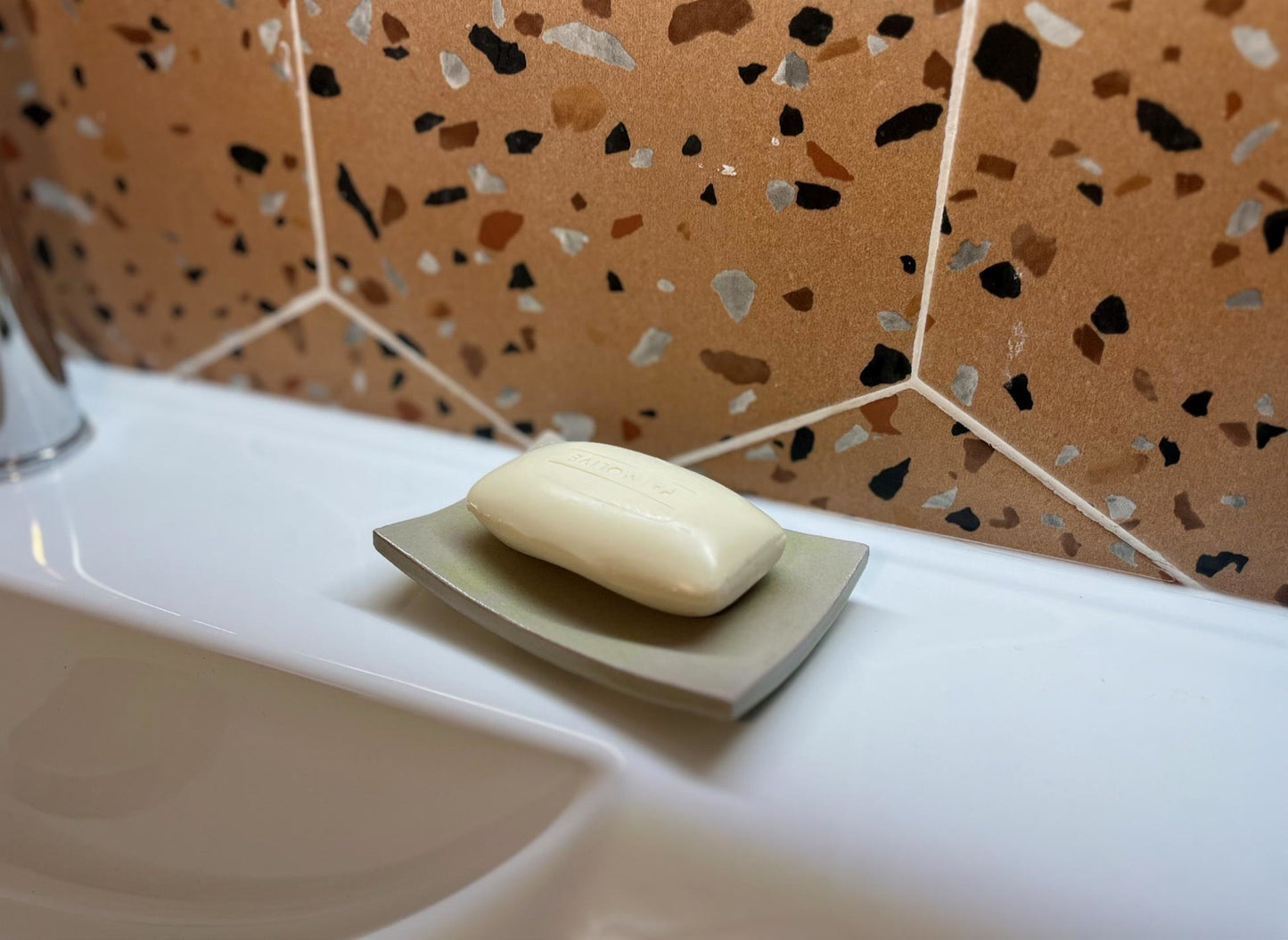 Jabonera de cerámica verde con líneas modernas