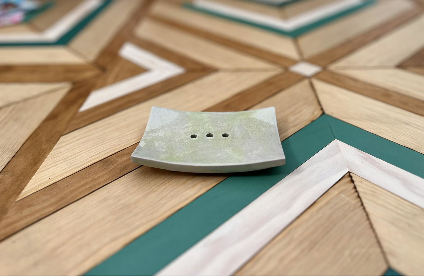 Jabonera de cerámica verde con líneas modernas