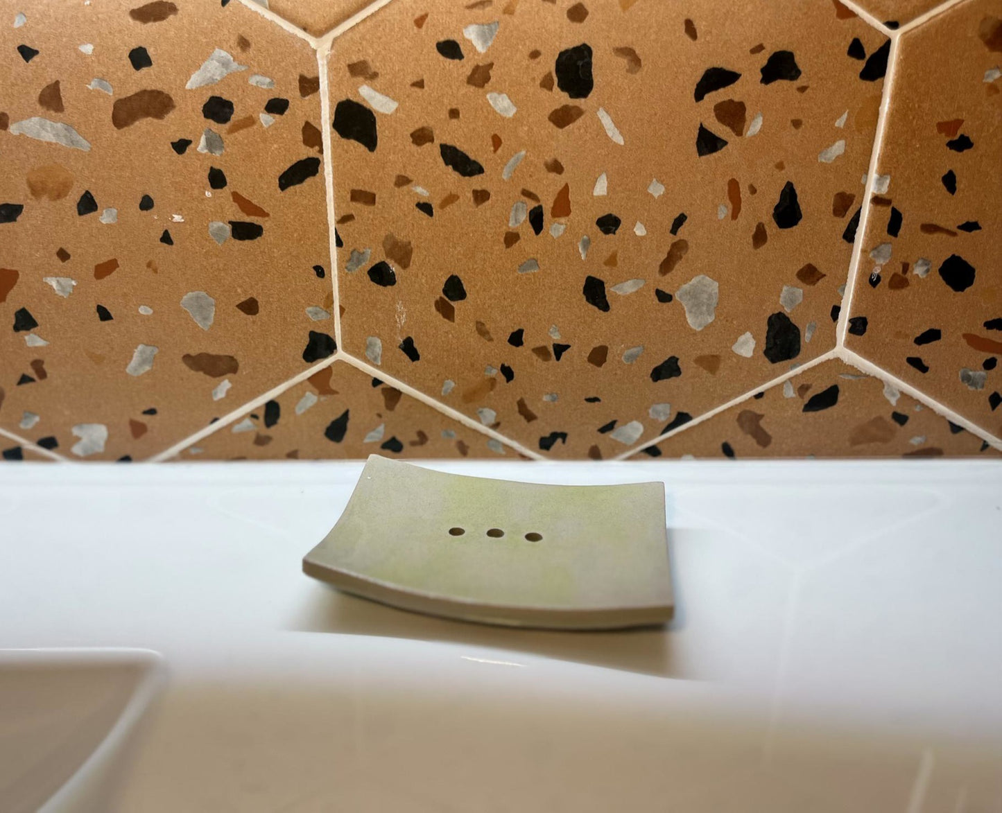 Jabonera de cerámica verde con líneas modernas