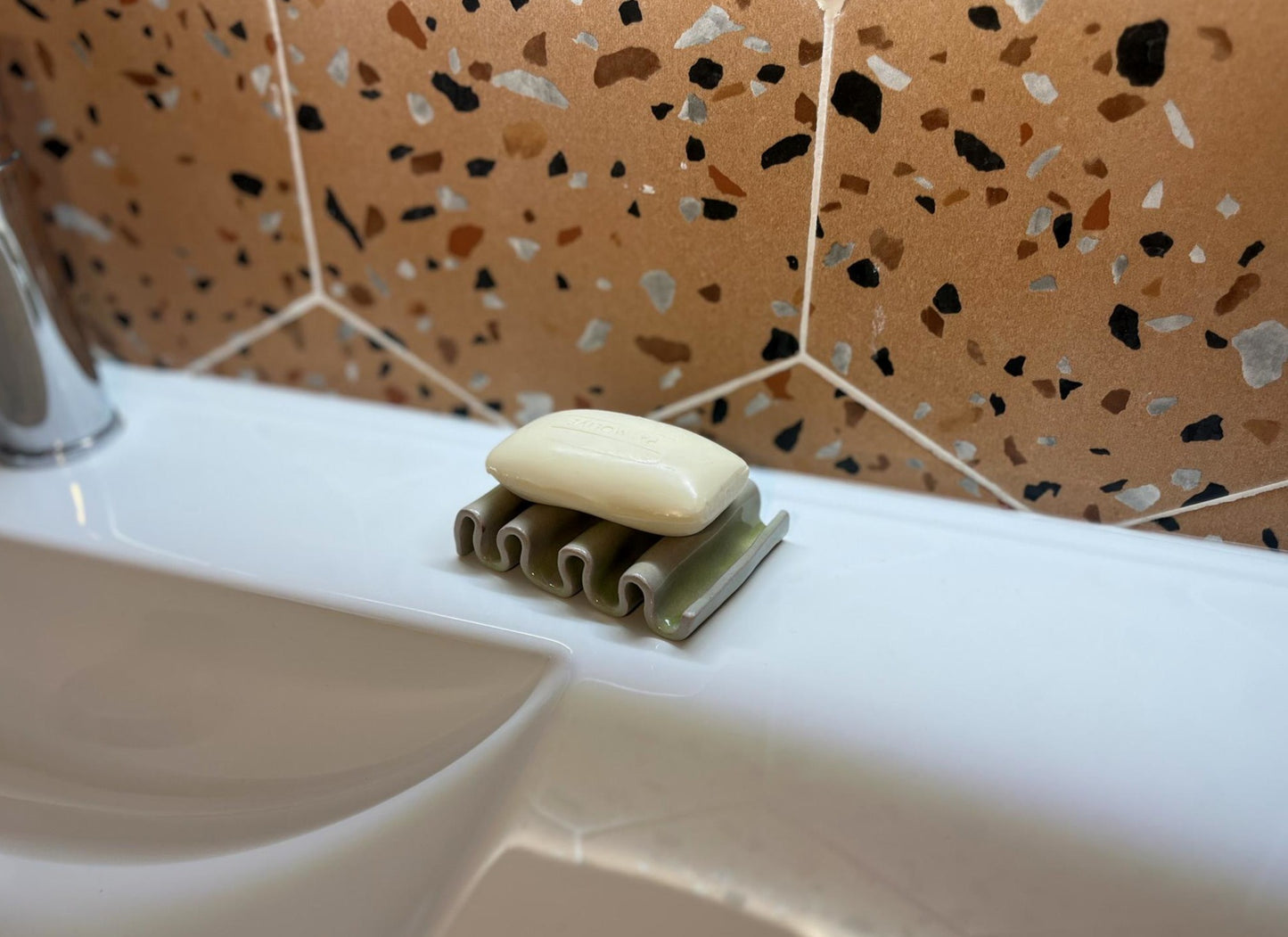 Jabonera Onda Verde – cerámica artesanal