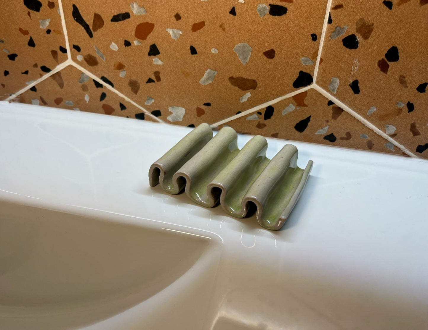 Jabonera Onda Verde – cerámica artesanal