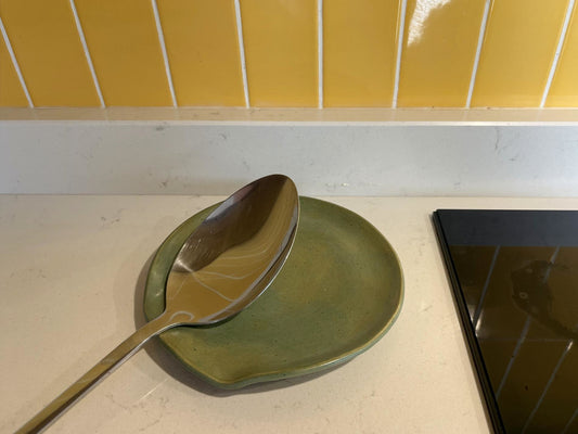 Plato reposa cuchara Verde Satinado - cerámica hecha a mano