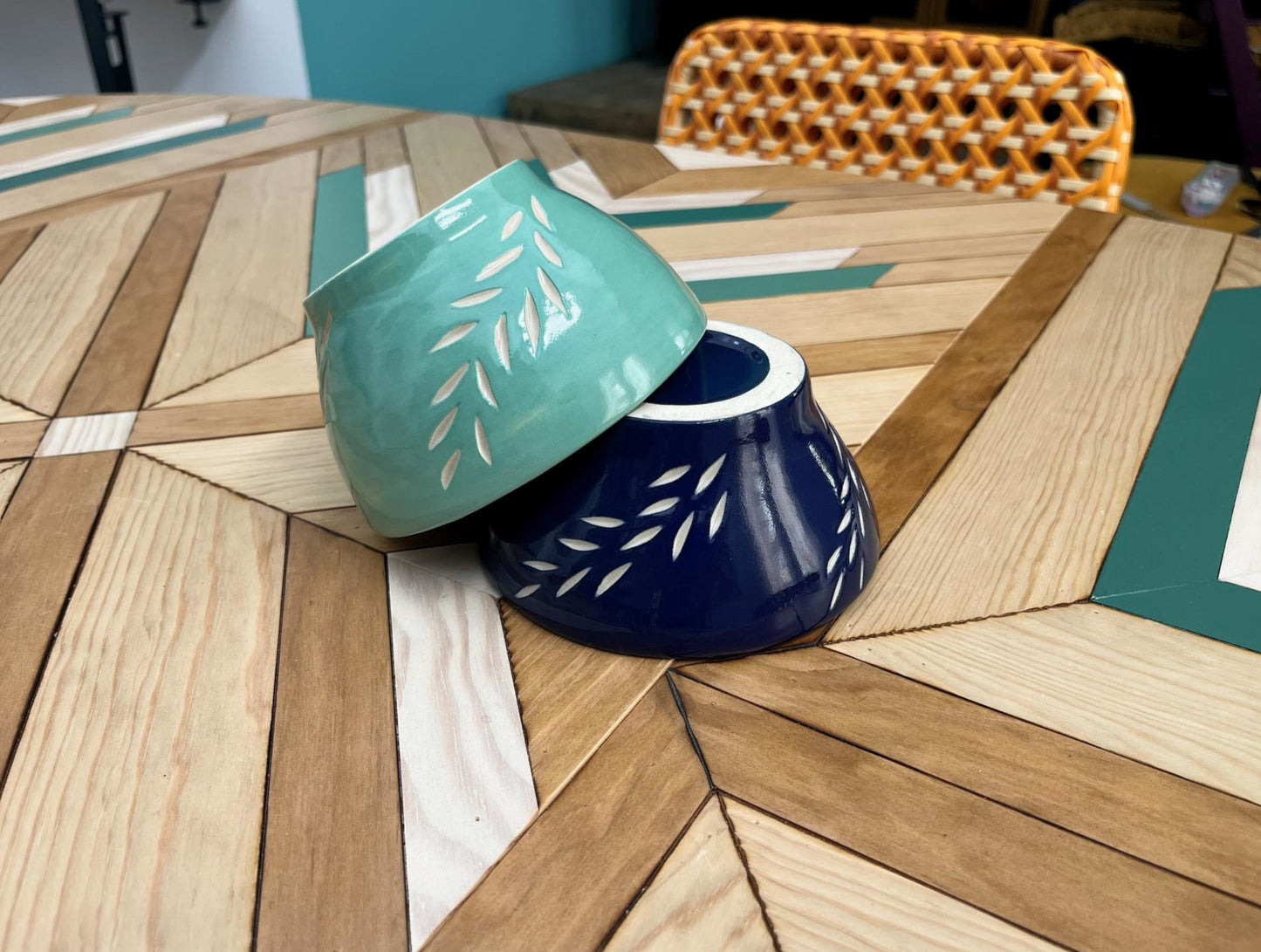 Cuenco esgrafiado con motivo floral  - cerámica hecha a mano