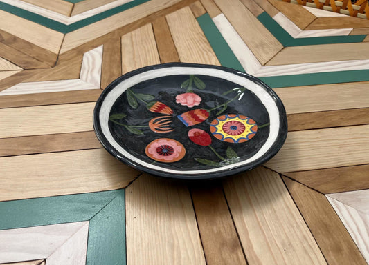 Plato pintado a mano — diseño floral colorido, gres artesanal